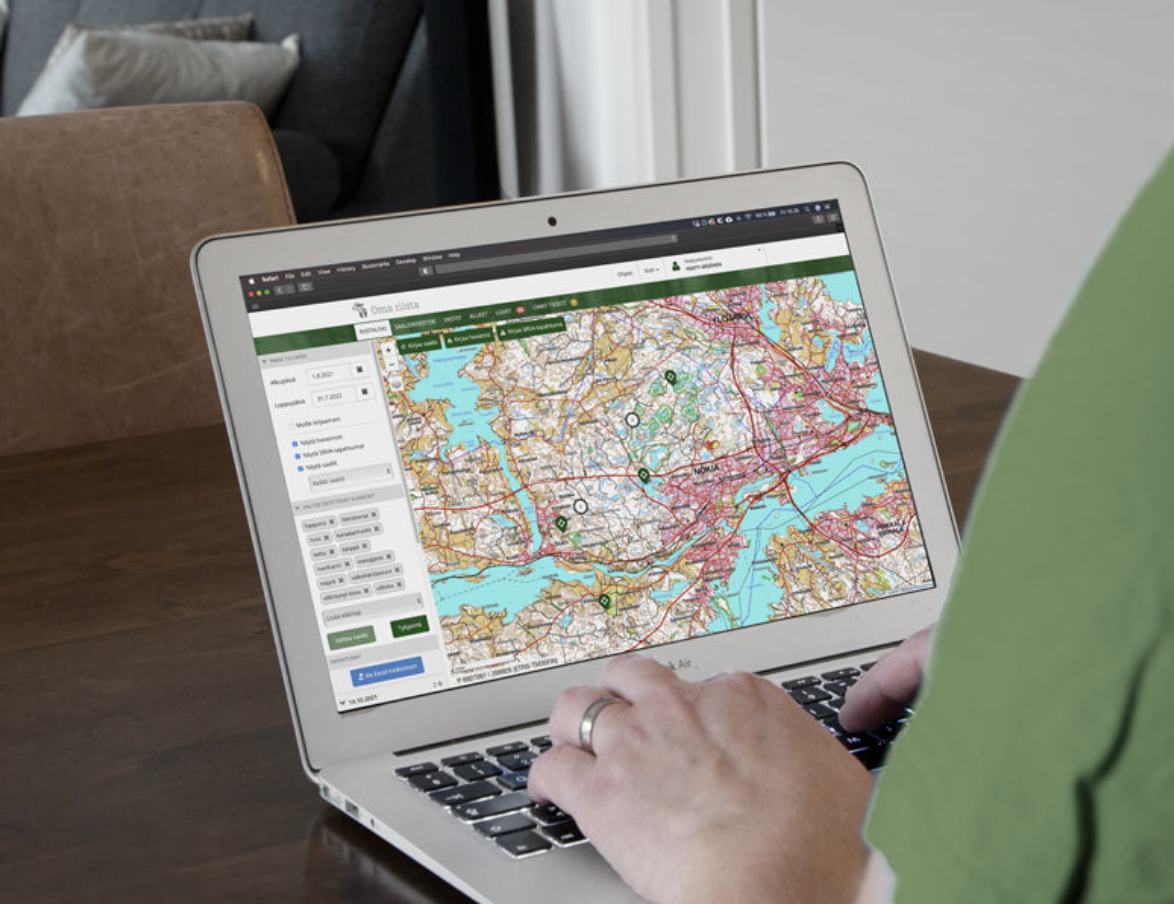 Oma Riista mobile app — catch reporting form with topographic map, species selection, and geolocation in Finnish forest